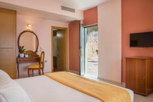 TV a/nebo společenská místnost v ubytování Kefalonia Bay Palace