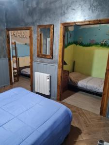 El Rincón de Arabayona في Arabayona: غرفة نوم مع سرير وسريرين بطابقين