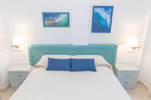 Säng eller sängar i ett rum på Apartamento Sereno 2 - Piscina, Garaje, Terraza y Playa