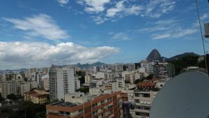 uitzicht op een stad met gebouwen en bergen bij Estúdio Laranjeiras in Rio de Janeiro