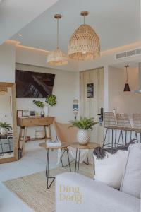 uma sala de estar com um sofá e uma mesa em Máritima Golf New apartment private beach access em Nuevo Vallarta
