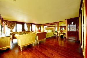 Gallery image of Golden Cruise in Ha Long