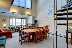 sala de estar con mesa, sillas y sofá en Beech Manor by VCI Real Estate Services, en Beech Mountain
