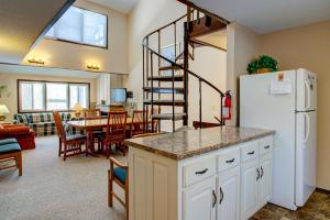 una cucina con frigorifero e una sala da pranzo di Beech Manor by VCI Real Estate Services a Beech Mountain