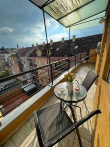 a balcony with a table and chairs on a balcony at Apartman Centar in Novi Sad