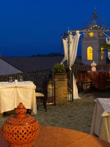 A restaurant or other place to eat at Palazzo dei Poeti