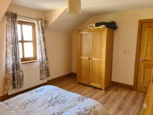 Postel nebo postele na pokoji v ubytování Ballyloskey House