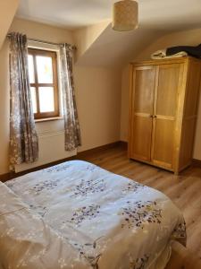 Postel nebo postele na pokoji v ubytování Ballyloskey House