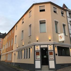 ein Gebäude an der Ecke einer Straße in der Unterkunft Hotel Select in Mönchengladbach