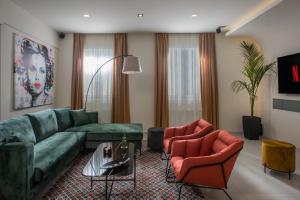 sala de estar con sofá verde y 2 sillas en Maison De Mare, 4BR Central Luxury Beach Residence, en Hersonissos