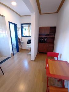 a living room with a table and a kitchen at Casa nova com suítes amplas in Ouro Preto