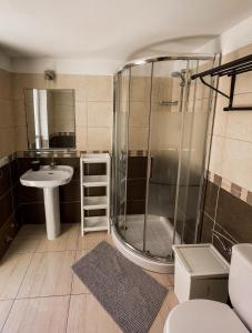 een badkamer met een douche en een wastafel bij Cortijo in Playa de las Americas