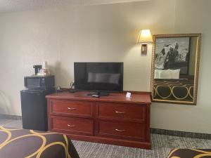 TV a/nebo společenská místnost v ubytování Super 8 by Wyndham Amarillo Central TX
