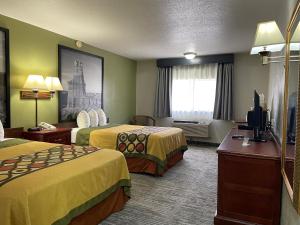 Postel nebo postele na pokoji v ubytování Super 8 by Wyndham Amarillo Central TX
