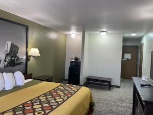 Postel nebo postele na pokoji v ubytování Super 8 by Wyndham Amarillo Central TX