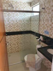 a bathroom with a shower and a toilet and a sink at Flat no Hotel Carneiro de Tamandaré PRAIA DOS CARNEIROS in Praia dos Carneiros