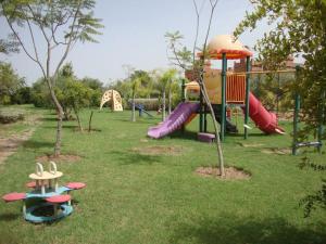 um parque com um monte de equipamentos de recreio na relva em VILLA Garden em Marrakech