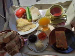 Breakfast options na available sa mga guest sa Hostel Bushati