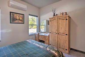 1 dormitorio con 1 cama, vestidor y ventana en Darby Cabin in National Forest Walk to River!, en Darby