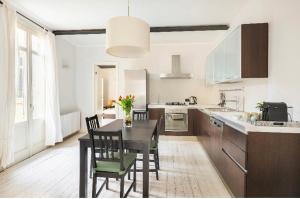 een keuken met een tafel en stoelen en een keuken met witte bij Casa la Breva in Lecco +8 foto's