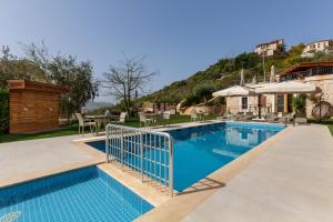 une piscine avec une clôture à côté d'une maison dans l'établissement Molino Hotel, à Kaş