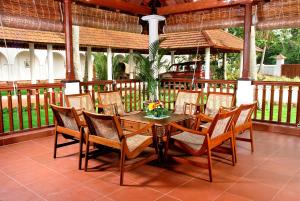 Restaurace v ubytování Lemon Tree Vembanad Lake Resort, Kerala
