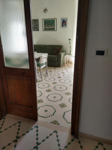 eine Tür, die in ein Wohnzimmer mit einem Sofa führt in der Unterkunft Maddalena House in Spello