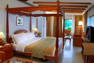 Postel nebo postele na pokoji v ubytování Lemon Tree Vembanad Lake Resort, Kerala