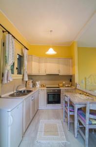 A kitchen or kitchenette at Yiannas Studio