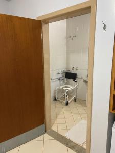 La salle de bains est pourvue d'une baignoire et d'une chaise. dans l'établissement Hotel Sesi Aruana, à Aruanã