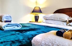 a bedroom with two beds with towels and a lamp at Guest House Lorvand in Rome