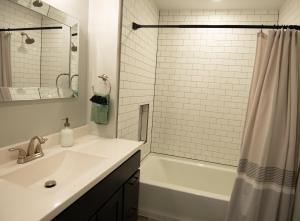 La salle de bains est pourvue d'un lavabo, d'une baignoire et d'une douche. dans l'établissement The Overlook at Burdett Falls, à Burdett