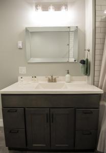 La salle de bains est pourvue d'un lavabo et d'un miroir. dans l'établissement The Overlook at Burdett Falls, à Burdett