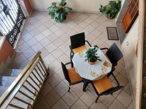 una vista aérea de una mesa y sillas en una habitación en Fuffy's House Salento, en Salice Salentino