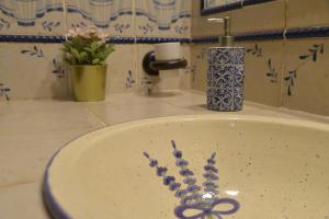 una bañera con un par de tijeras púrpuras. en La Casa del Valle . Descansar junto a Doñana en plena naturaleza., en Manzanilla