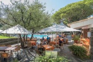 Bazén v ubytování Hotel Playa Sol nebo v jeho okolí