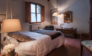 1 dormitorio con cama, escritorio y ventana en Yome - Your Home in Florence, en Florencia