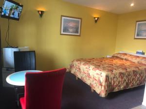 En eller flere senger på et rom på Motel Le Voyageur