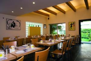 Restoran või mõni muu söögikoht majutusasutuses Lemon Tree Hotel, Udyog Vihar, Gurugram