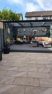 un patio al aire libre con sofá y sofá en Tranquility, en Sligo