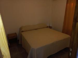 1 dormitorio pequeño con 1 cama en una habitación en Altos la Villa en San Rafael