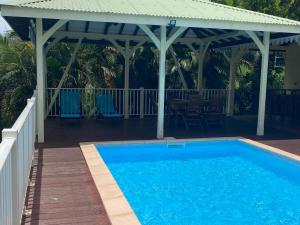 Bazén v ubytování Villa Petitparadis nebo v jeho okolí