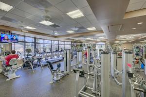 Phòng/tiện nghi tập thể dục tại Hyland Hills Ave