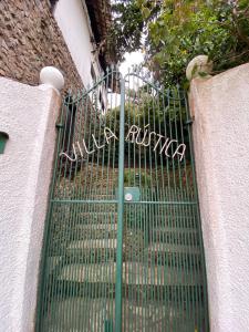 a green gate in front of a building at Villa Rustica Praia dos Anjos in Arraial do Cabo