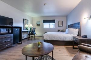 een hotelkamer met een bed en een tafel bij The Scout INN in Cody