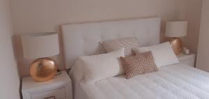 Postel nebo postele na pokoji v ubytování APARTAMENTO- ATICO EN MIJAS COSTA , CON PISCINA. + 18 fotografií