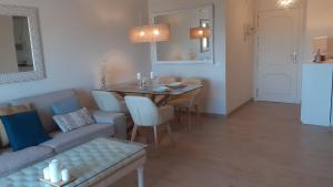 Kuchyň nebo kuchyňský kout v ubytování APARTAMENTO- ATICO EN MIJAS COSTA , CON PISCINA.