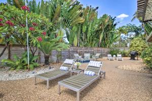 フォート・ローダーデールにある2 Mi to Beach Updated and Private Oakland Park Gem!のヤシの木が植わるパティオ(椅子、テーブル付)