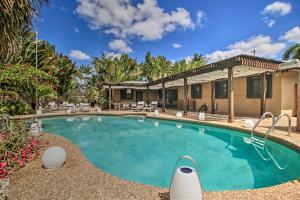 フォート・ローダーデールにある2 Mi to Beach Updated and Private Oakland Park Gem!の家のある庭のスイミングプール