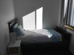 Säng eller sängar i ett rum på Cabin in the Tasmanian Bush - Tranquility!